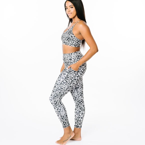 NWT Zyia Snow Leopard Pocket Brilliant Leggings - Picture 1 of 16